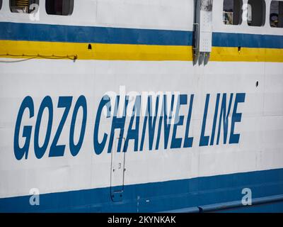 Cirkewwa, Malta - Mai 2021: Die Fähren der Gozo Channel Line verkehren zwischen zwei Inseln: Malta und Gozo. Blick vom Hafen in Cirkewwa. Europa Stockfoto