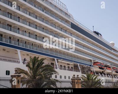 Valletta, Malta - 2021. Mai. Luxuriöses Kreuzfahrtschiff der Viking Star liegt an der Anlegestelle im Hafen von Valletta. Malta. Europa. Stockfoto