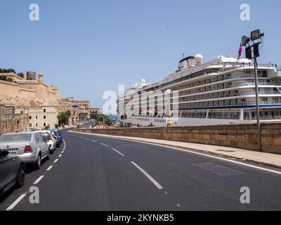 Valletta, Malta - 2021. Mai. Luxuriöses Kreuzfahrtschiff der Viking Star liegt an der Anlegestelle im Hafen von Valletta. Malta. Europa. Stockfoto