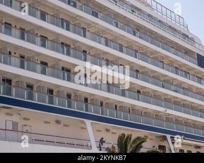 Valletta, Malta - 2021. Mai. Luxuriöses Kreuzfahrtschiff der Viking Star liegt an der Anlegestelle im Hafen von Valletta. Malta. Europa. Stockfoto