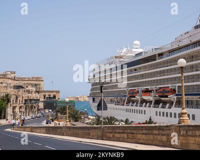 Valletta, Malta - 2021. Mai. Luxuriöses Kreuzfahrtschiff der Viking Star liegt an der Anlegestelle im Hafen von Valletta. Malta. Europa. Stockfoto