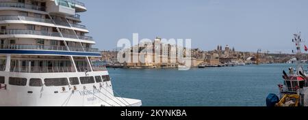 Valletta, Malta - 2021. Mai. Luxuriöses Kreuzfahrtschiff der Viking Star liegt an der Anlegestelle im Hafen von Valletta. Malta. Europa. Stockfoto