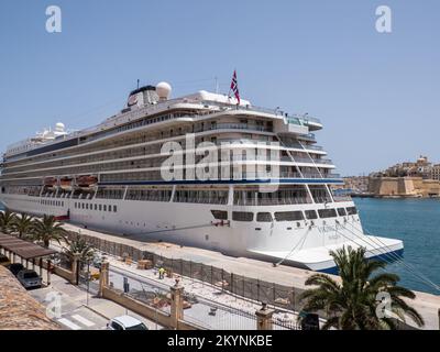 Valletta, Malta - 2021. Mai. Luxuriöses Kreuzfahrtschiff der Viking Star liegt an der Anlegestelle im Hafen von Valletta. Malta. Europa. Stockfoto