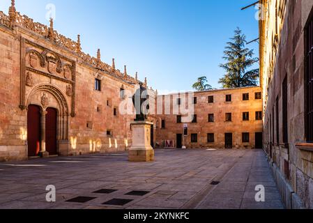 Salamanca, Spanien - 14. Januar 2022: Die Universität von Salamanca. Die älteste Universität Spaniens. Terrasse mit Escuelas und Fray Luis de Leon Statue Stockfoto
