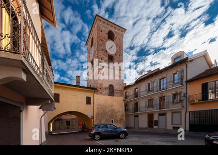 Borgo San Dalmazzo, Cuneo, Italien - 01. Dezember 2022: Der Stadtturm, der im 16.. Jahrhundert erbaut wurde, um den Zugang zum Schutzraum zu ermöglichen, der von der piazza IV aus gesehen wird No Stockfoto