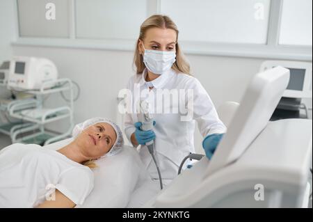 Laserbehandlung zur Beseitigung von Gesichtsfehlern im Schönheitssalon Stockfoto