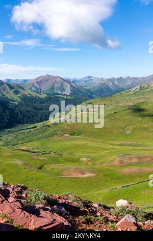 Frigid Air Pass entlang der Four Passes Loop, einem Wanderweg und Rucksackpfad in der Nähe von Aspen und Snowmass, Colorado, USA. Stockfoto