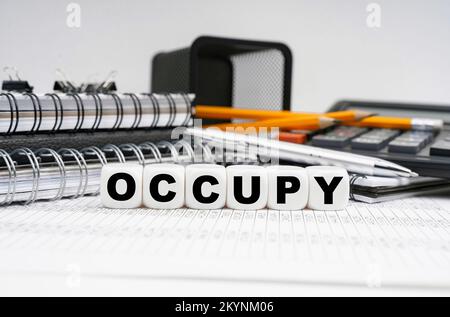 Geschäfts- und Finanzkonzept. Auf dem Tisch, unter Büroobjekten, Würfel mit der Inschrift - BELEGEN Stockfoto