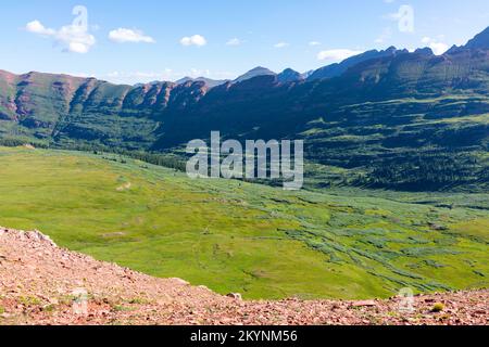 Frigid Air Pass entlang der Four Passes Loop, einem Wanderweg und Rucksackpfad in der Nähe von Aspen und Snowmass, Colorado, USA. Stockfoto