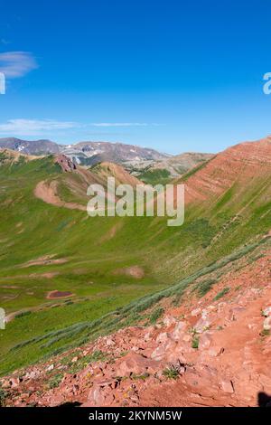 Frigid Air Pass entlang der Four Passes Loop, einem Wanderweg und Rucksackpfad in der Nähe von Aspen und Snowmass, Colorado, USA. Stockfoto