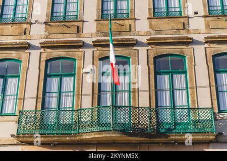 Porto, Portugal - 23. Oktober 2020: Fassade der italienischen Botschaft im historischen Stadtzentrum an einem Herbsttag Stockfoto