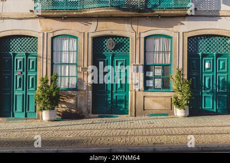 Porto, Portugal - 23. Oktober 2020: Fassade der italienischen Botschaft im historischen Stadtzentrum an einem Herbsttag Stockfoto