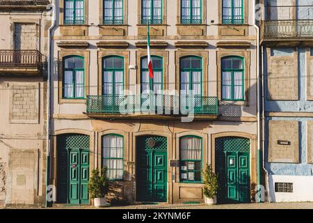 Porto, Portugal - 23. Oktober 2020: Fassade der italienischen Botschaft im historischen Stadtzentrum an einem Herbsttag Stockfoto