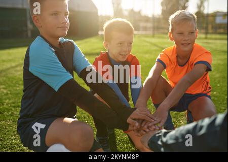 Fußballtrainer motiviert Junior Football Team vor dem Spiel Stockfoto