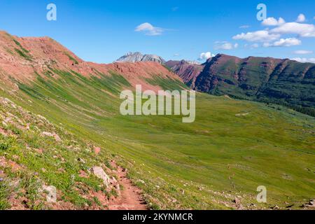 Frigid Air Pass entlang der Four Passes Loop, einem Wanderweg und Rucksackpfad in der Nähe von Aspen und Snowmass, Colorado, USA. Stockfoto