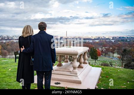 Arlington, Vereinigte Staaten Von Amerika. 30.. November 2022. Arlington, Vereinigte Staaten von Amerika. 30. November 2022. Der französische Präsident Emmanuel Macron, Right, und First Lady Brigitte Macron blicken vom Grab von Pierre Charles L'Enfant auf dem Nationalfriedhof Arlington am 30. November 2022 in Arlington, Virginia, USA, nach Washington. L'Enfant wurde 1754 in Paris geboren, ging aber in die amerikanische Revolution und plante später die neue Bundesstadt Washington, DC Credit: Elizabeth Fraser/U.S. Army/Alamy Live News Stockfoto