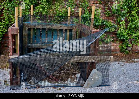 Komposthüllen aus alten Holzpaletten. Stockfoto