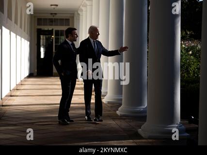 Washington, Vereinigte Staaten. 01.. Dezember 2022. US-Präsident Joe Biden und Präsident Emmanuel Macron gehen die Kolonnade hinunter zu einem Oval Office im Weißen Haus am Donnerstag, den 1. Dezember 2022. Kredit: Doug Mills/Pool über CNP/dpa/Alamy Live News Stockfoto