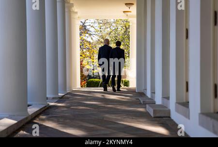 Washington, Vereinigte Staaten. 01.. Dezember 2022. US-Präsident Joe Biden und Präsident Emmanuel Macron gehen die Kolonnade hinunter zu einem Oval Office im Weißen Haus am Donnerstag, den 1. Dezember 2022. Kredit: Doug Mills/Pool über CNP/dpa/Alamy Live News Stockfoto