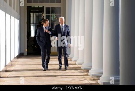 Washington, Vereinigte Staaten. 01.. Dezember 2022. US-Präsident Joe Biden und Präsident Emmanuel Macron gehen die Kolonnade hinunter zu einem Oval Office im Weißen Haus am Donnerstag, den 1. Dezember 2022. Kredit: Doug Mills/Pool über CNP/dpa/Alamy Live News Stockfoto