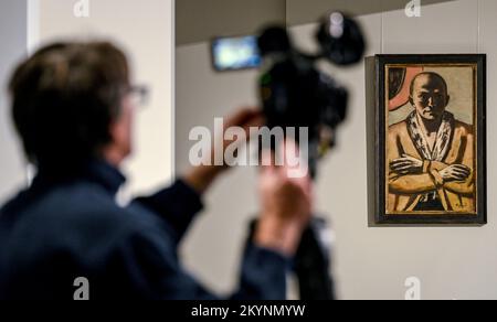 Berlin, Deutschland. 01.. Dezember 2022. Das Gemälde "Selbstporträt gelb-pink" von Max Beckmann wird im Auktionshaus Villa Grisebach angeboten. Die Arbeit hat den Rekordpreis von 20 Millionen Euro erreicht. Kredit: Britta Pedersen/dpa/Alamy Live News Stockfoto