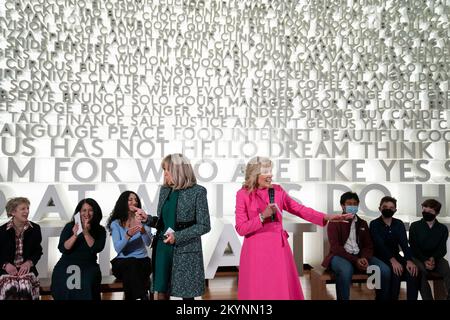 Washington, Vereinigte Staaten. 01.. Dezember 2022. First Lady Dr. Jill Biden und Brigitte Macron aus Frankreich treffen sich am Donnerstag, den 1. Dezember 2022, mit Studenten im Planet Word Museum in Washington, DC. Kredit: Sarah Silbiger/Pool über CNP/dpa/Alamy Live News Stockfoto