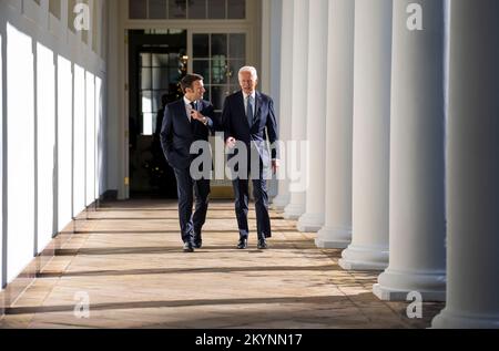 Washington, Vereinigte Staaten. 01.. Dezember 2022. US-Präsident Joe Biden und Präsident Emmanuel Macron gehen die Kolonnade hinunter zu einem Oval Office im Weißen Haus am Donnerstag, den 1. Dezember 2022. Kredit: Doug Mills/Pool über CNP/dpa/Alamy Live News Stockfoto