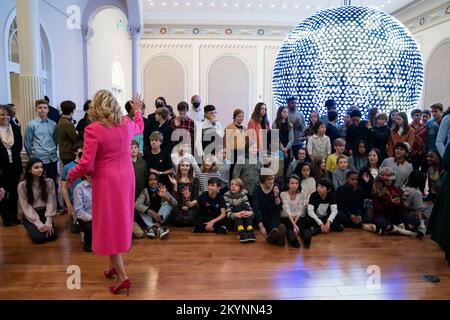 Washington, Vereinigte Staaten. 01.. Dezember 2022. First Lady Dr. Jill Biden und Brigitte Macron aus Frankreich treffen sich am Donnerstag, den 1. Dezember 2022, mit Studenten im Planet Word Museum in Washington, DC. Kredit: Sarah Silbiger/Pool über CNP/dpa/Alamy Live News Stockfoto