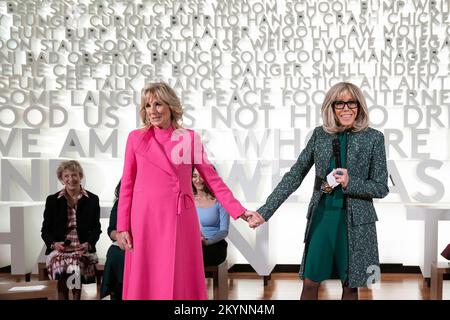 Washington, Vereinigte Staaten. 01.. Dezember 2022. First Lady Dr. Jill Biden und Brigitte Macron aus Frankreich treffen sich am Donnerstag, den 1. Dezember 2022, mit Studenten im Planet Word Museum in Washington, DC. Kredit: Sarah Silbiger/Pool über CNP/dpa/Alamy Live News Stockfoto