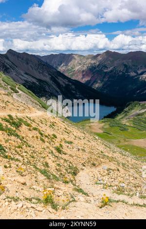 Der Trail Rider Pass bietet einen Blick auf den Snowmass Lake entlang der Four Passes Loop, einem Wander- und Rucksackpfad in der Nähe von Aspen und Snowmass, Colorado Stockfoto