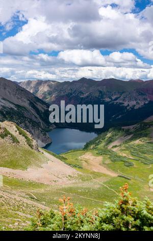 Der Blick von unter dem Trail Rider Pass über den Snowmass Lake entlang der Four Passes Loop, einem Wander- und Rucksackpfad in der Nähe von Aspen und Snowmass, Co Stockfoto