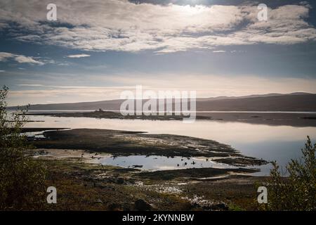 Ein helles herbstliches HDR-Bild von Loch Shin mit unterdurchschnittlichem Wasser aus der A838 in der Nähe der Fiag Bridge, im Zentrum von Sutherland, Schottland. 29. Oktober 2022 Stockfoto