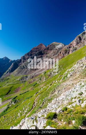 Morgenblick auf die Maroon Bells vom Buckskin Pass entlang der Four Passes Loop, einem Wander- und Rucksackpfad in der Nähe von Aspen und Snowmass, Colorado, USA. Stockfoto