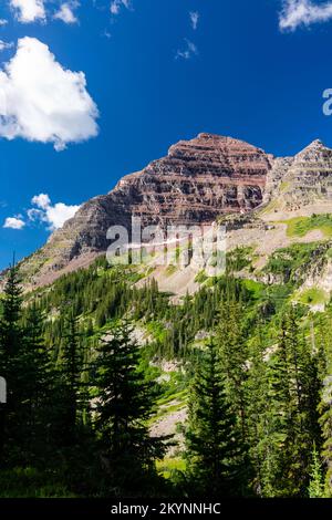 Morgenblick auf die Maroon Bells von unterhalb des Buckskin Pass entlang der Four Passes Loop, einem Wander- und Rucksackpfad in der Nähe von Aspen und Snowmass, Colorado Stockfoto