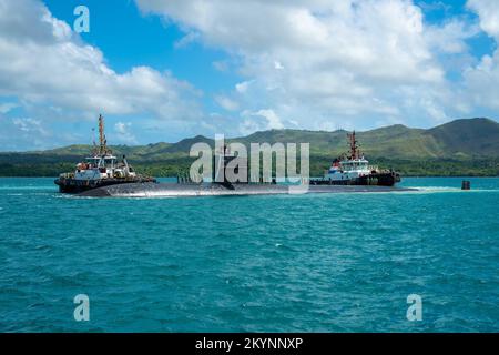 Apra Harbor, Usa. 30. November 2022. Die USA Ein schnelles U-Boot der Navy Los Angeles-Klasse USS Key West durchquert den Hafen von Apra, während es nach einem geplanten Einsatz am 18. November 2022 in Apra Harbor, Guam, zur Marinebasis Guam zurückkehrt. Kredit: LT. Eric Uhden/USA Navy/Alamy Live News Stockfoto