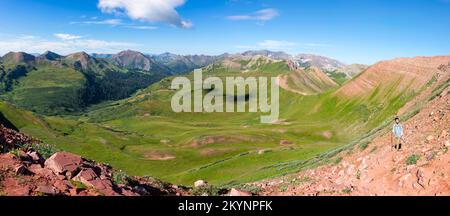 Frigid Air Pass entlang der Four Passes Loop, einem Wanderweg und Rucksackpfad in der Nähe von Aspen und Snowmass, Colorado, USA. Stockfoto