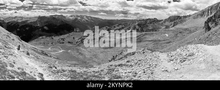 Backpacker steigen auf den Trail Rider Pass auf dem Four Passes Loop, einem Wander- und Rucksackpfad in der Nähe von Aspen und Snowmass, Colorado, USA. Stockfoto