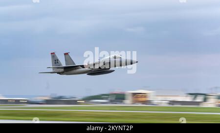 Kadena, Japan. 01.. Dezember 2022. EIN US-AMERIKANISCHER Air Force F-15C Eagle Fighter Jet, dem 44.. Kampfgeschwader zugeteilt, startet zum letzten Mal vom Kadena Air Base, 1. Dezember 2022 in Okinawa, Japan. Die USA Die Air Force setzt alle F-15C/D Eagle-Flugzeuge außer Betrieb und ersetzt sie durch moderne Kampfflugzeuge der nächsten Generation. Kredit: SRA Moses Taylor/USA Air Force/Alamy Live News Stockfoto