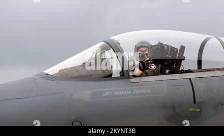 Kadena, Japan. 01.. Dezember 2022. EIN US-AMERIKANISCHER Air Force F-15C Eagle Kampfpilot der 44.. Kampfgeschwader zugeteilt, winkt vor der letzten Heimreise vom Kadena Air Base, 1. Dezember 2022 in Okinawa, Japan. Die USA Die Air Force setzt alle F-15C/D Eagle-Flugzeuge außer Betrieb und ersetzt sie durch moderne Kampfflugzeuge der nächsten Generation. Kredit: SRA Moses Taylor/USA Air Force/Alamy Live News Stockfoto