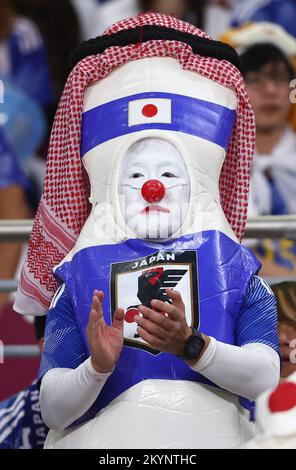 Doha, Katar, 1.. Dezember 2022. Japanische Fans während des Spiels der FIFA-Weltmeisterschaft 2022 im Khalifa International Stadium in Doha. Der Bildausdruck sollte lauten: David Klein/Sportimage Stockfoto