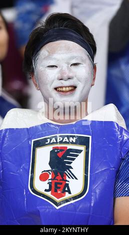 Doha, Katar, 1.. Dezember 2022. Japanische Fans während des Spiels der FIFA-Weltmeisterschaft 2022 im Khalifa International Stadium in Doha. Der Bildausdruck sollte lauten: David Klein/Sportimage Stockfoto