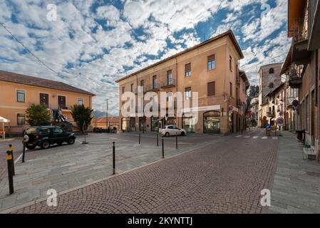 Borgo San Dalmazzo, Cuneo, Italien - 01. Dezember 2022: Via Roma mit Rathaus und Civic Tower, erbaut im 16.. Jahrhundert in der Stadt der kalten Messe Stockfoto