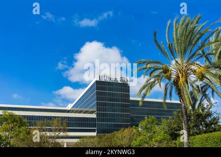 Anaheim, CA, USA – 1. November 2022: Außenansicht des Hilton Anaheim Hotelgebäudes am Convention Way in Anaheim, Kalifornien. Stockfoto