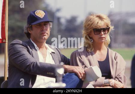 Chevy Chase und Goldie Hawn bei der Hollywood Clean Water Caravan California, 1986. Mit Rae Dawn Chong, Chevy Chase und Goldie Hawn. Die Schauspieler und Dutzende anderer besuchten den Staat zur Unterstützung des California Proposition 65, einer Wählerinitiative zur Verringerung oder Beseitigung der chemischen Kontamination von Trinkwasserquellen Kredit: Ralph Dominguez/MediaPunch Stockfoto