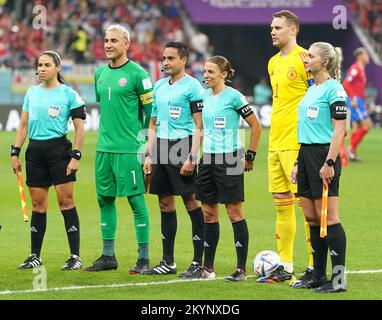 Torhüter in Costa Rica Keylor Navas (zweite links) und Torhüter in Deutschland Manuel Neuer stehen vor dem Spiel der FIFA-Weltmeisterschaft der Gruppe E im Al Bayt-Stadion, Al Khor, Katar, zusammen mit den Offiziellen Karen Diaz (links), sagte Martinez (Mitte links), Schiedsrichter Stephanie Frappart (Mitte rechts) und Neuza Back (rechts). Foto: Donnerstag, 1. Dezember 2022. Stockfoto