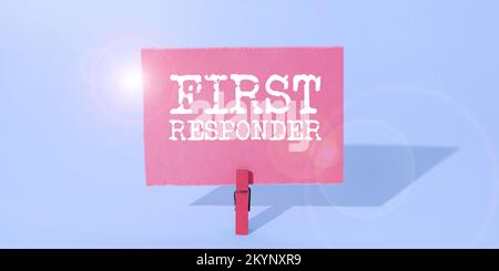 Textzeichen für Ersthelfer. Wort für eine Person, die dafür verantwortlich ist, sofort zum Unfall zu gehen Stockfoto