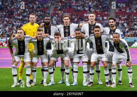 AL KHOR, KATAR - DEZEMBER 1: TeamPhoto mit Manuel Neuer aus Deutschland, Antonio Ruediger aus Deutschland, David Raum aus Deutschland, Joshua Kimmich aus Deutschland, Niklas Suele aus Deutschland, Leon Goretzka aus Deutschland, Jamal Musiala aus Deutschland, Ilkay Gundogan aus Deutschland, Serge Gnabry aus Deutschland, Thomas Muller aus Deutschland und Leroy Sane aus Deutschland vor dem Spiel Gruppe E - FIFA Weltmeisterschaft Katar 2022 zwischen Costa Rica und Deutschland im Al Bayt Stadion am 1. Dezember 2022 in Al Khor, Katar (Foto: Pablo Morano/BSR Agency) Stockfoto