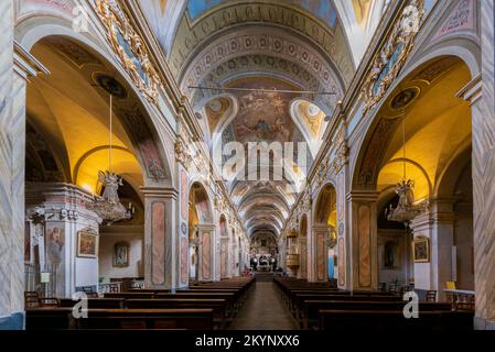 Borgo San Dalamazzo, Cuneo, Italien - 01. Dezember 2022: Inneneinrichtung mit Fresken der Pfarrkirche der antiken Abtei San Dalmazzo di Pedona im Stockfoto