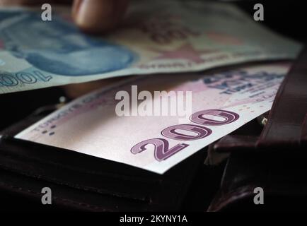 Türkische Lira. 200 TL im Geldwäscher . Stockfoto