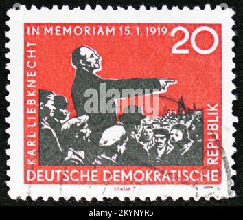 MOSKAU, RUSSLAND - 29. OKTOBER 2022: In Deutschland gedruckte Briefmarken zeigen Karl Liebknecht (1871-1919), Politiker, 40. Tod von Luxemburg und Liebkne Stockfoto